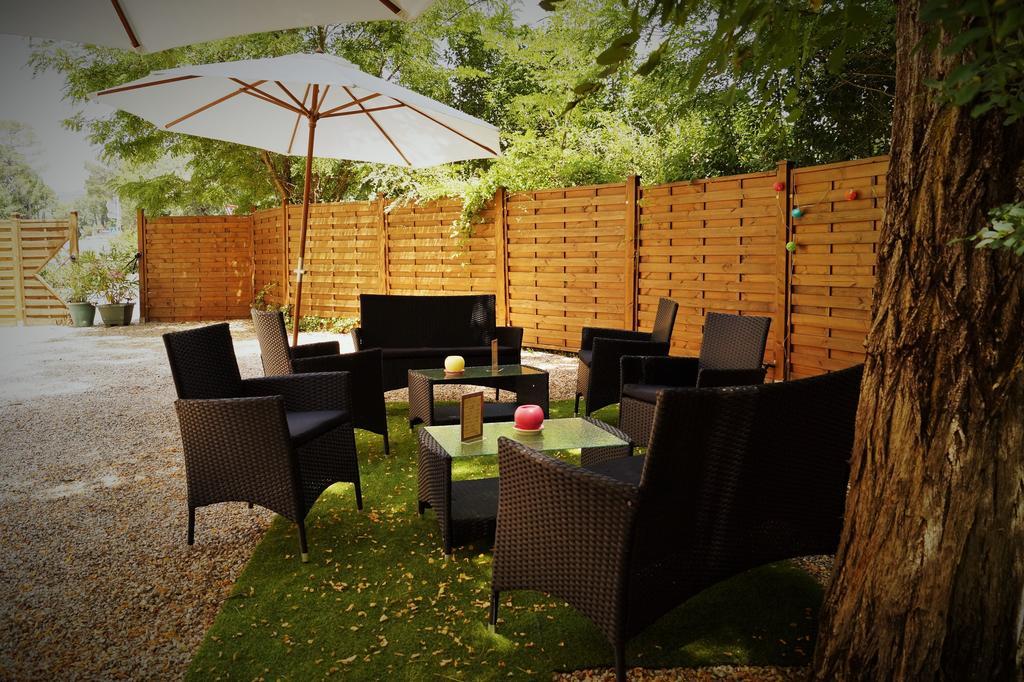 Human Hotel Restaurant Park Villecroze Exterior photo