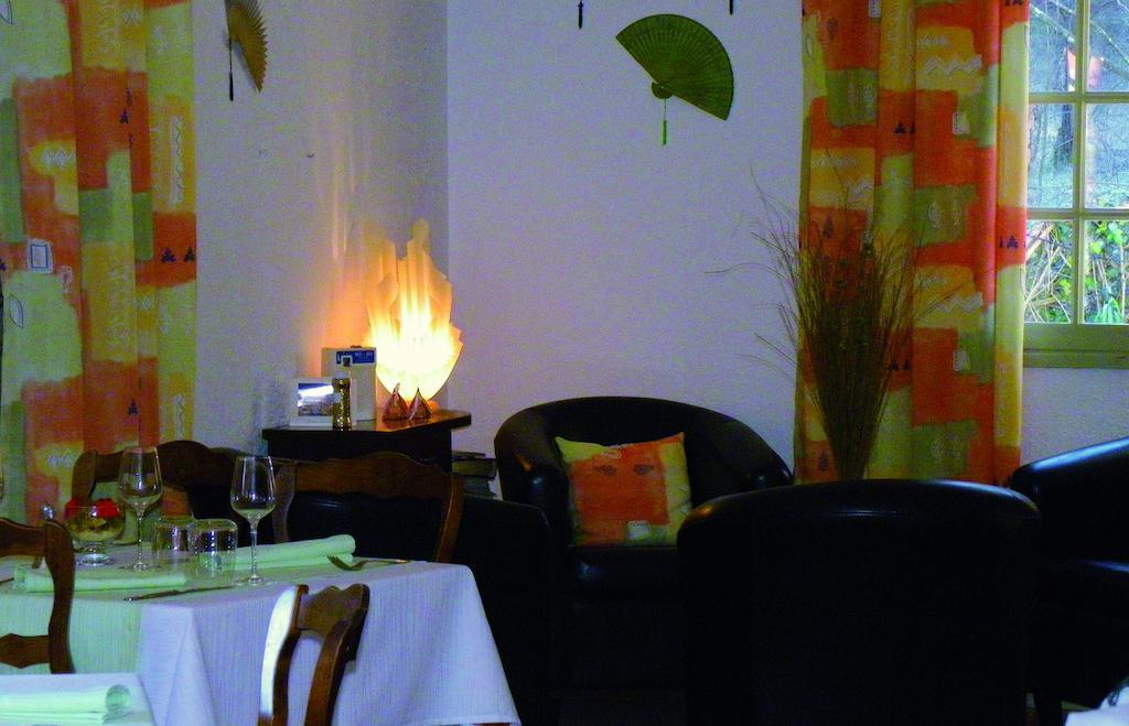 Human Hotel Restaurant Park Villecroze Exterior photo