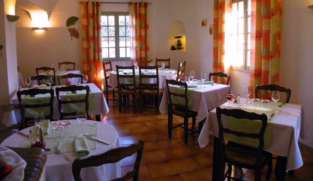 Human Hotel Restaurant Park Villecroze Exterior photo