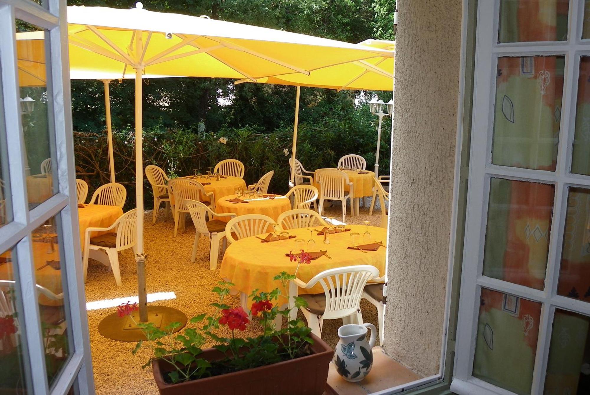 Human Hotel Restaurant Park Villecroze Exterior photo
